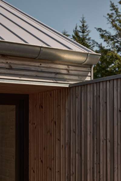 Pandeplader på taget lægger an til sommerhushygge, Torndrupskovvej 3, 9370 Hals